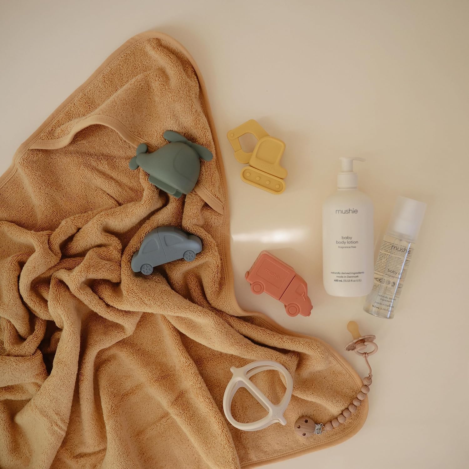 Mushie Vehicles Bath Play Set- Badewannenspielzeug Auto Hubschrauber Bagger 4 Teile 