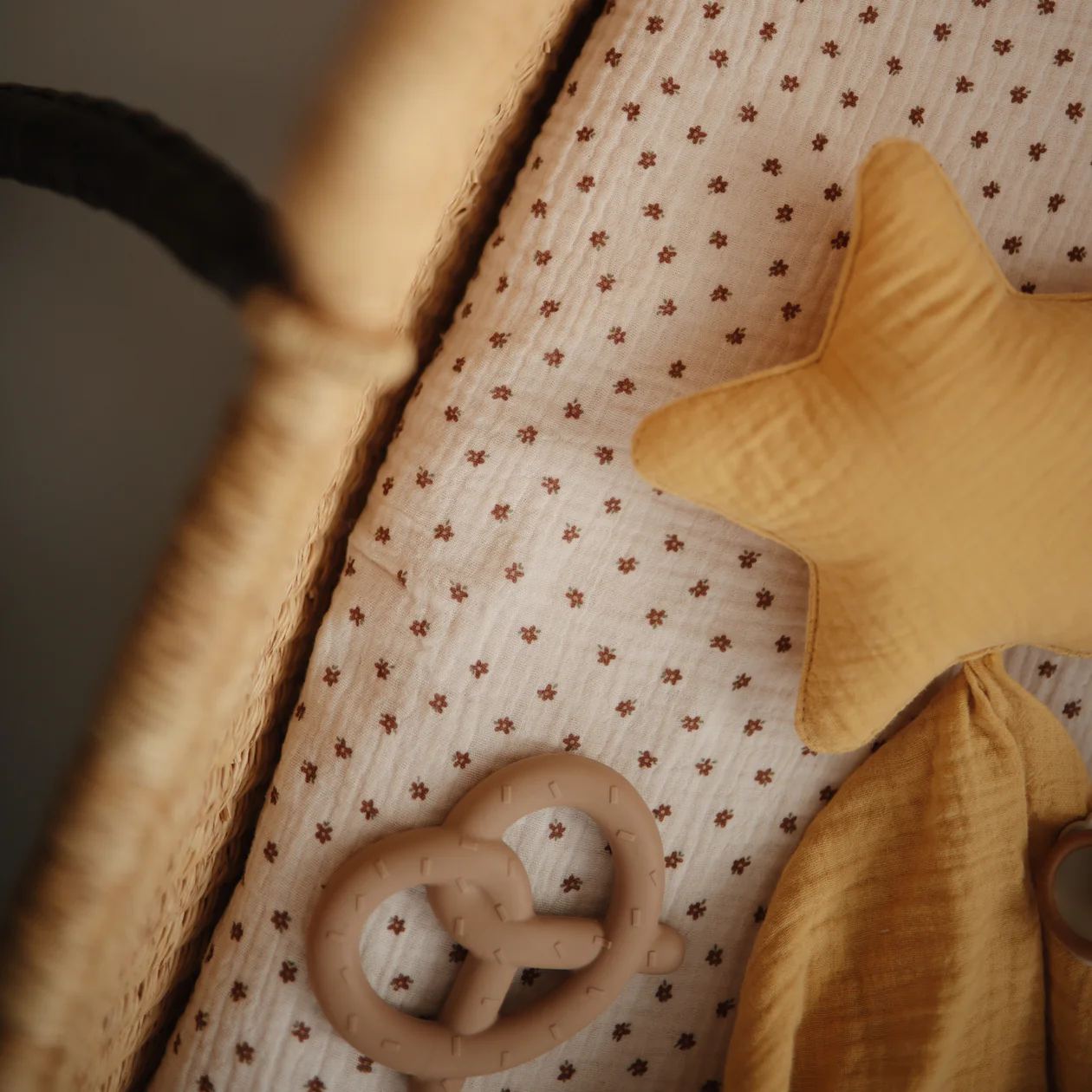 Mushie Teether Pretzel Natural - Breze Zahnungshilfe