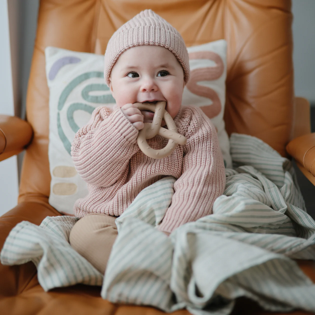 Mushie Teether Pretzel Natural - Breze Zahnungshilfe